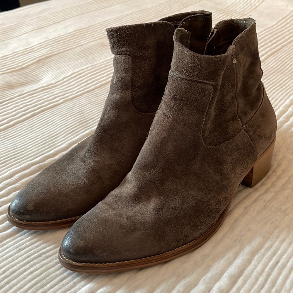 Vero Cuoio gray suede ankle boots
